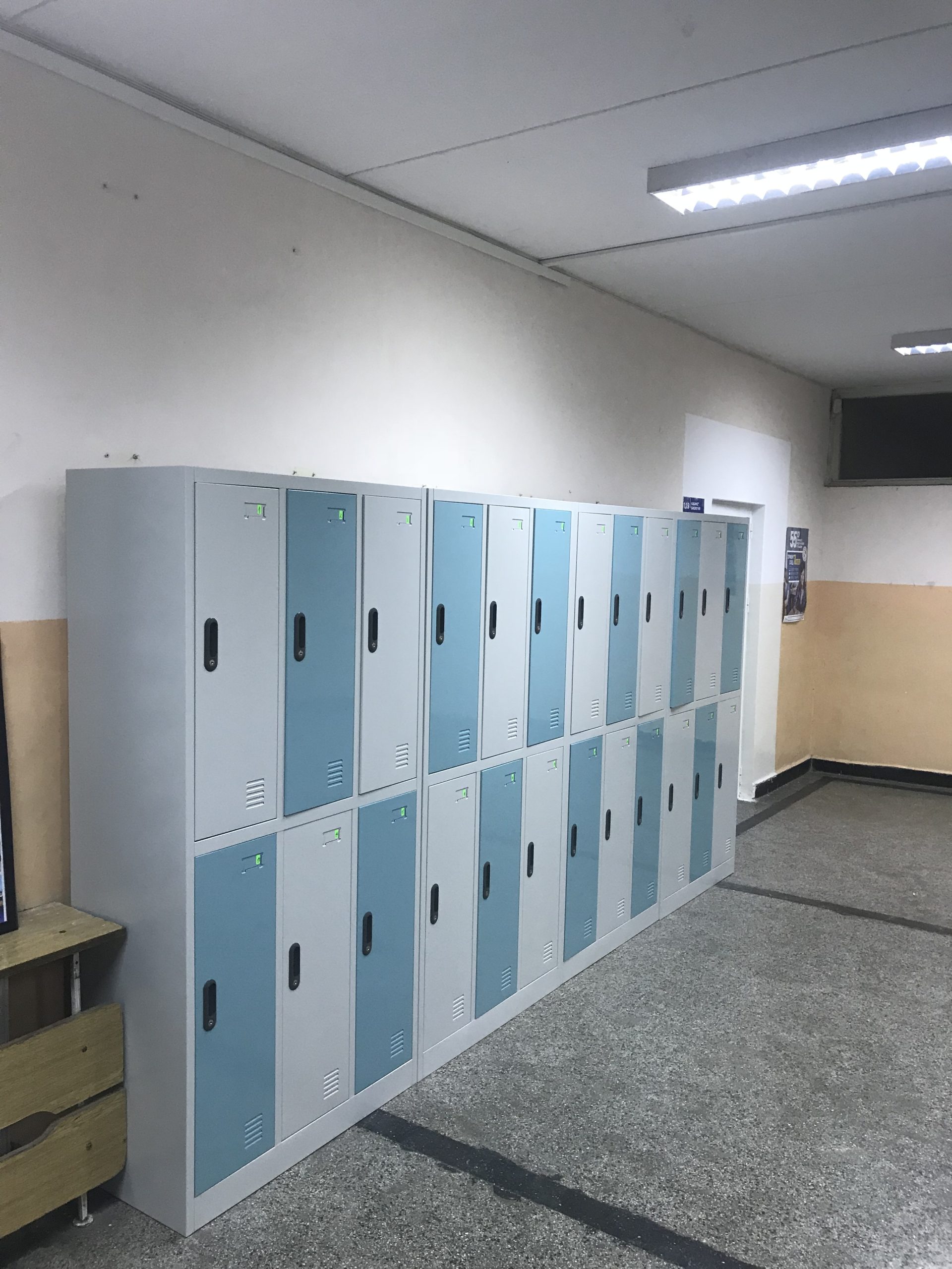Удобни училищни метални гардероби 